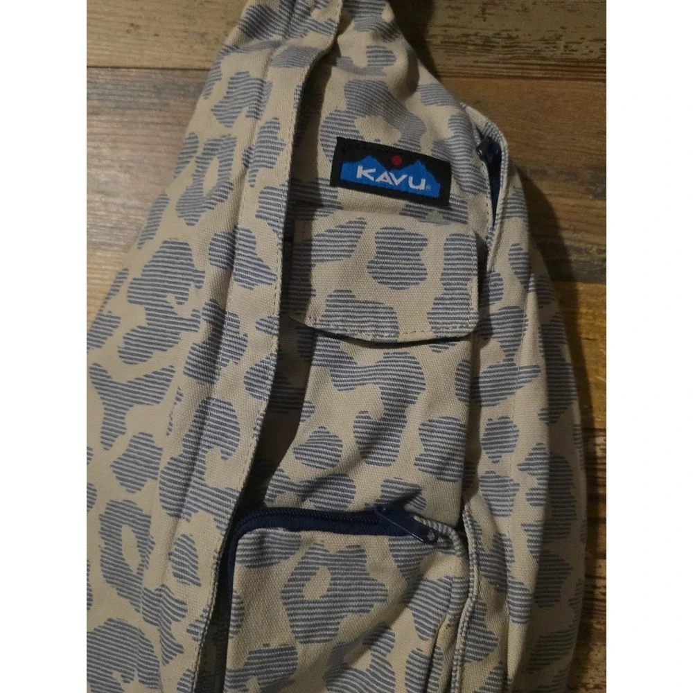 Kavu‎ Rope Sling Bag Crossbody Leopard Spot On Rare Pattern - Picture 2 of 4